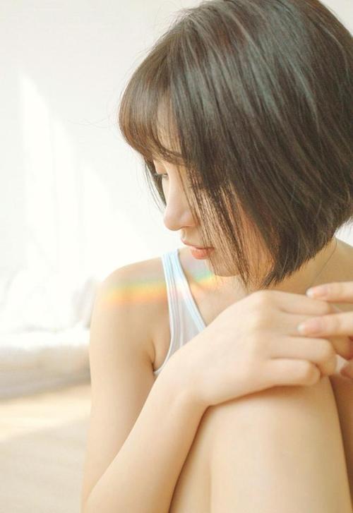 歌手被眼镜蛇咬伤