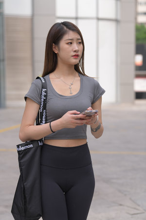 女人裸体露出奶子和尿口