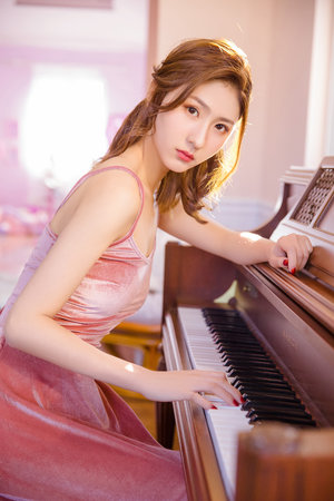女生被迷晕后摸胸又亲又摸的网站