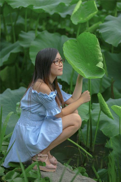 两男吮着她的花蒂尿的视频