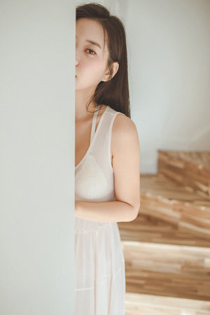 两团雪乳压在玻璃上