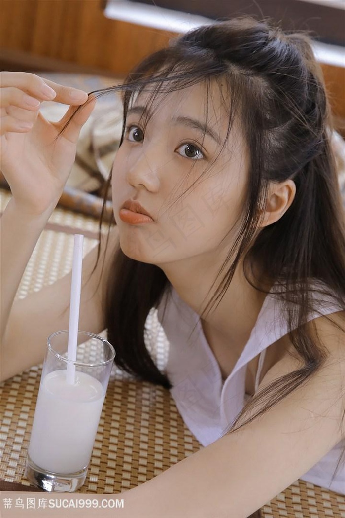 剪开自己的贴身衣物