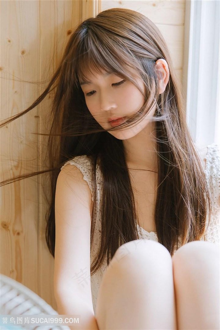 男孩把坤坤放在女孩身上
