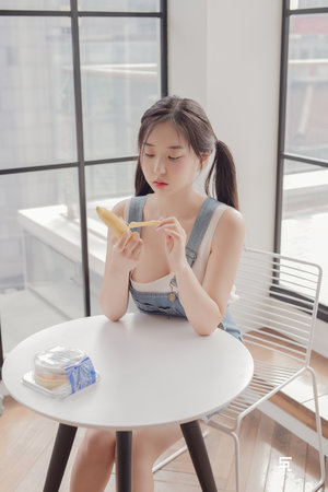 探索般轻触全身