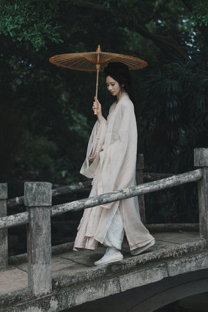 纯白净净美女视频免费无限播放