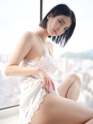 一小孩半夜给小女孩吃坤巴